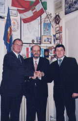 Der damalige kroatische Milit�rattach� in �sterreich
General DI Ivan Pokaz, Gastgeber Karl Skrivanek und
der jetzige kroatische Milit�rattach� Oberstleutnant
DI Tomislav Galic