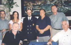 
Die Prsidenten Dr. Boris Cupin, Karl Skrivanek,
der damalige kroatische Militrattach General DI
Ivan Pokaz und Vertreter der kroatisch-sterreichischen
Gesellschaft am 20. Juli 2003 auf der Insel VIS (Lissa)
nach der Unterzeichnung der Partnerschafturkunde
unter dem Gemlde der Seeschlacht bei Lissa.